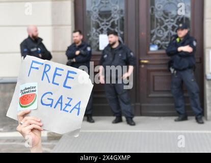 Berlin, Deutschland. Mai 2024. Menschen protestieren gegen den Krieg im Gazastreifen auf dem Gelände der Humboldt-Universität Berlin. In jüngster Zeit gab es auch propalästinensische Demonstrationen an Universitäten in den USA. Quelle: Paul Zinken/dpa/Alamy Live News Stockfoto