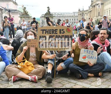 Berlin, Deutschland. Mai 2024. Menschen protestieren gegen den Krieg im Gazastreifen auf dem Gelände der Humboldt-Universität Berlin. In jüngster Zeit gab es auch propalästinensische Demonstrationen an Universitäten in den USA. Quelle: Paul Zinken/dpa/Alamy Live News Stockfoto