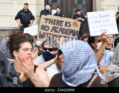 Berlin, Deutschland. Mai 2024. Menschen protestieren gegen den Krieg im Gazastreifen auf dem Gelände der Humboldt-Universität Berlin. In jüngster Zeit gab es auch propalästinensische Demonstrationen an Universitäten in den USA. Quelle: Paul Zinken/dpa/Alamy Live News Stockfoto