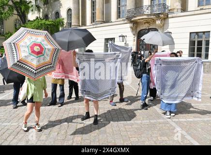 Berlin, Deutschland. Mai 2024. Menschen protestieren gegen den Krieg im Gazastreifen auf dem Gelände der Humboldt-Universität Berlin. In jüngster Zeit gab es auch propalästinensische Demonstrationen an Universitäten in den USA. Quelle: Paul Zinken/dpa/Alamy Live News Stockfoto