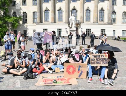 Berlin, Deutschland. Mai 2024. Menschen protestieren gegen den Krieg im Gazastreifen auf dem Gelände der Humboldt-Universität Berlin. In jüngster Zeit gab es auch propalästinensische Demonstrationen an Universitäten in den USA. Quelle: Paul Zinken/dpa/Alamy Live News Stockfoto