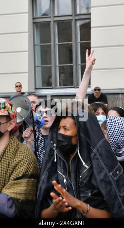 Berlin, Deutschland. Mai 2024. Menschen protestieren gegen den Krieg im Gazastreifen auf dem Gelände der Humboldt-Universität Berlin. In jüngster Zeit gab es auch propalästinensische Demonstrationen an Universitäten in den USA. Quelle: Paul Zinken/dpa/Alamy Live News Stockfoto