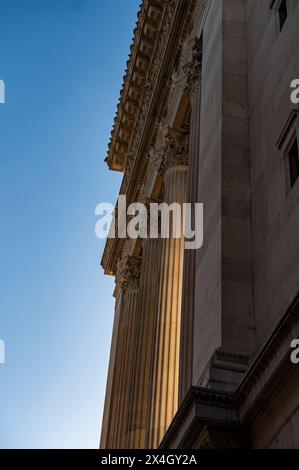 Rom, Italien, Zentralmuseum des Risorgimento, Sonnenstrahlen zwischen hohen Marmorsäulen Stockfoto