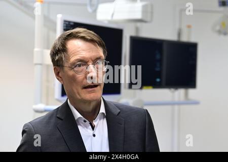 Berlin, Deutschland. Mai 2024. Bundesgesundheitsminister Karl Lauterbach (SPD) besucht die Endoskopieabteilung der Sana-Klinik. Quelle: John MacDougall/AFP POOL/dpa/Alamy Live News Stockfoto