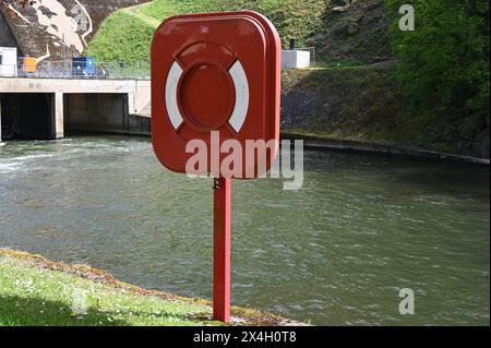 Halterung für einen Rettungsring au einem Fluss *** Unterstützung für einen Rettungsring auf einem Fluss Stockfoto