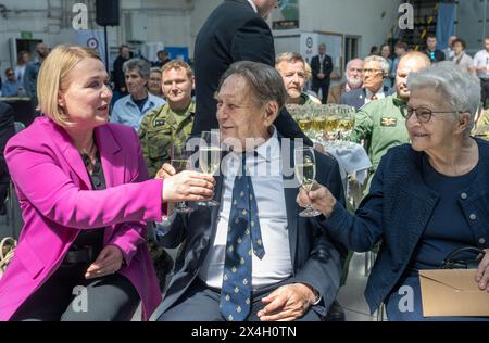 Zukünftige Generationen sollten versuchen, Kriege zu vermeiden, sagte Kriegsveteran Jiri Pavel Kafka, einer der letzten überlebenden Piloten der tschechischen Royal Air Force (RAF), der während des Zweiten Weltkriegs in der 311. Tschechoslowakischen Bombergeschwader diente, zu Reportern anlässlich seines 100. Geburtstages in Prag, Tschechische Republik. am 2. Mai 2024. Auf der linken Seite befindet sich Verteidigungsministerin Jana Cernochova und auf der rechten Seite die Ehefrau von Jiri Pawel Kafka Helena Machacova. Seine Formel für ein so langes Leben ist, so zu tun, als gäbe es kein Alter, sagte er bei seiner Geburtstagsfeier. (CTK Foto/Michaela Rihova) Stockfoto