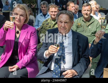 Zukünftige Generationen sollten versuchen, Kriege zu vermeiden, sagte Kriegsveteran Jiri Pavel Kafka, einer der letzten überlebenden Piloten der tschechischen Royal Air Force (RAF), der während des Zweiten Weltkriegs in der 311. Tschechoslowakischen Bombergeschwader diente, zu Reportern anlässlich seines 100. Geburtstages in Prag, Tschechische Republik. am 2. Mai 2024. Auf der linken Seite befindet sich Verteidigungsministerin Jana Cernochova und auf der rechten Seite die Ehefrau von Jiri Pawel Kafka Helena Machacova. Seine Formel für ein so langes Leben ist, so zu tun, als gäbe es kein Alter, sagte er bei seiner Geburtstagsfeier. (CTK Foto/Michaela Rihova) Stockfoto