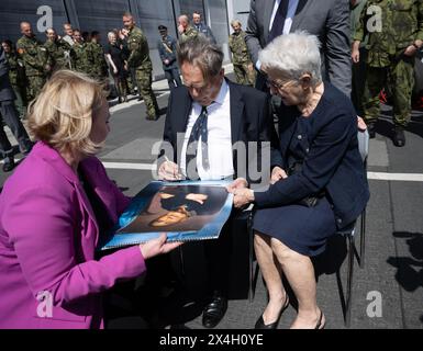 Zukünftige Generationen sollten versuchen, Kriege zu vermeiden, sagte Kriegsveteran Jiri Pavel Kafka, einer der letzten überlebenden Piloten der tschechischen Royal Air Force (RAF), der während des Zweiten Weltkriegs in der 311. Tschechoslowakischen Bombergeschwader diente, zu Reportern anlässlich seines 100. Geburtstages in Prag, Tschechische Republik. am 2. Mai 2024. Auf der linken Seite befindet sich Verteidigungsministerin Jana Cernochova und auf der rechten Seite die Ehefrau von Jiri Pawel Kafka Helena Machacova. Seine Formel für ein so langes Leben ist, so zu tun, als gäbe es kein Alter, sagte er bei seiner Geburtstagsfeier. (CTK Foto/Michaela Rihova) Stockfoto