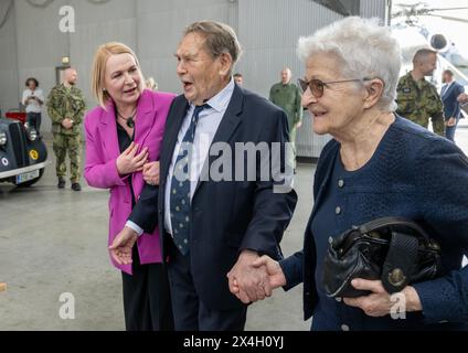 Zukünftige Generationen sollten versuchen, Kriege zu vermeiden, sagte Kriegsveteran Jiri Pavel Kafka, einer der letzten überlebenden Piloten der tschechischen Royal Air Force (RAF), der während des Zweiten Weltkriegs in der 311. Tschechoslowakischen Bombergeschwader diente, zu Reportern anlässlich seines 100. Geburtstages in Prag, Tschechische Republik. am 2. Mai 2024. Auf der linken Seite befindet sich Verteidigungsministerin Jana Cernochova und auf der rechten Seite die Ehefrau von Jiri Pawel Kafka Helena Machacova. Seine Formel für ein so langes Leben ist, so zu tun, als gäbe es kein Alter, sagte er bei seiner Geburtstagsfeier. (CTK Foto/Michaela Rihova) Stockfoto