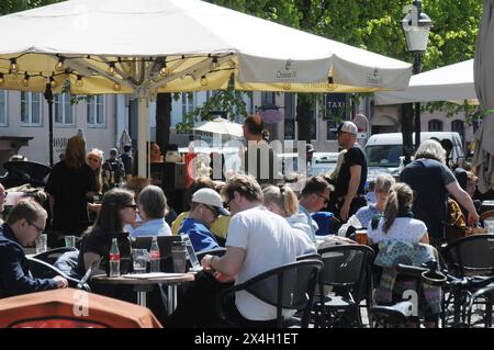 Kopenhagen/Dänemark/03. Mai 2024/Essen und Getränke im Freien sowie Kaffee und Kuchen auf Hojbro plads and stroget in der dänischen Hauptstadt. (Foto. Francis Joseph Dean/Dean Pictures) ( nicht für kommerzielle Zwecke ) Stockfoto