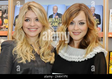 Holly Willoughby, Fearne Cotton, Unterschrift von „The Best Friends Guide to Life“, Foyles, Westfield, London, Großbritannien Stockfoto