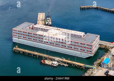 Portland, Dorset, Großbritannien. Mai 2024. Allgemeiner Blick aus der Luft des Bibby Stockholm Asylbewerber-Binnenschiffs am Portland Port bei Weymouth in Dorset. Bildnachweis: Graham Hunt/Alamy Live News Stockfoto