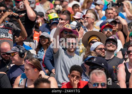 Die Fans beobachten, wie die Fahrer in Dover, DE, USA um die Position der Würth 400 rennen. (Foto: © Logan T Arce Action Sports Photography, Inc/Cal Sport Media) Stockfoto