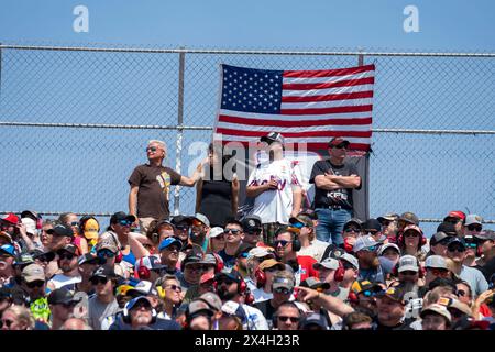 Die Fans beobachten, wie die Fahrer in Dover, DE, USA um die Position der Würth 400 rennen. Stockfoto