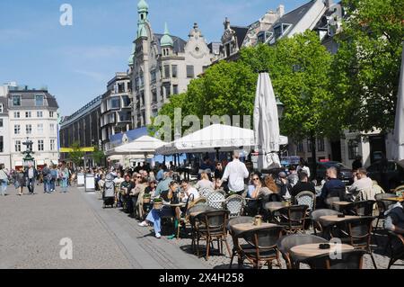 Kopenhagen/Dänemark/03. Mai 2024/Essen und Getränke im Freien sowie Kaffee und Kuchen auf Hojbro plads and stroget in der dänischen Hauptstadt. Foto. Bilder von Francis Joseph Dean/Dean sind nicht für kommerzielle Zwecke bestimmt Stockfoto