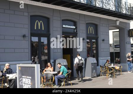 Kopenhagen/Dänemark/03. Mai 2024/Essen und Getränke im Freien sowie Kaffee und Kuchen auf Hojbro plads and stroget in der dänischen Hauptstadt. Foto. Bilder von Francis Joseph Dean/Dean sind nicht für kommerzielle Zwecke bestimmt Stockfoto