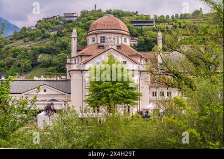 Das Meraner Kurhaus und das Theater befinden sich an der Passer Promenade. Frühlingszeit. Meran in Südtirol, Trentino Südtirol, Norditalien, Europa, april Stockfoto