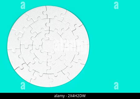 Zusammengesetztes leeres kreisförmiges Puzzle isoliert auf hellgrünem Hintergrund mit Kopierraum. Stockfoto
