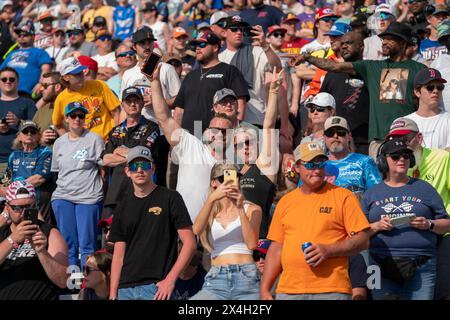 Die Fans beobachten, wie die Fahrer in Dover, DE, USA um die Position der Würth 400 rennen. Stockfoto