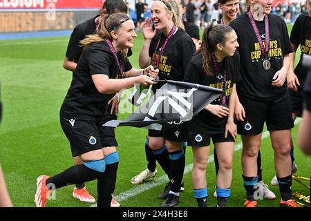 Die Spieler des Clubs YLA mit Davinia Vanmechelen (25) des Clubs YLA feiern nach dem Gewinn eines Frauenfußballspiels zwischen Oud Heverlee Leuven und Club Brugge YLA im belgischen Cup-Finale am Freitag, dem 1 . Mai 2024 in Leuven , BELGIEN . FOTO SPORTPIX | David Catry Stockfoto