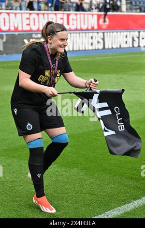 Die Spieler des Clubs YLA mit Davinia Vanmechelen (25) des Clubs YLA feiern nach dem Gewinn eines Frauenfußballspiels zwischen Oud Heverlee Leuven und Club Brugge YLA im belgischen Cup-Finale am Freitag, dem 1 . Mai 2024 in Leuven , BELGIEN . FOTO SPORTPIX | David Catry Stockfoto