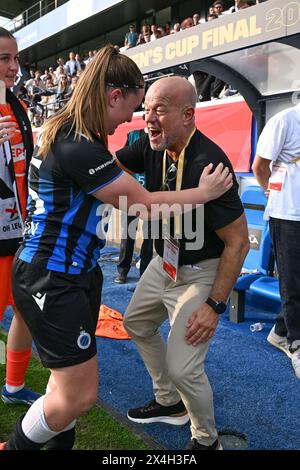Leuven, Belgien. Mai 2024. Spieler des Club YLA mit Davinia Vanmechelen (25) des Club YLA feiern mit Bart Verhaeghe, nachdem sie ein Frauenfußballspiel zwischen Oud Heverlee Leuven und Club Brugge YLA im belgischen Cup-Finale am Freitag, 1. Mai 2024 in Leuven gewonnen haben. Quelle: Sportpix/Alamy Live News Stockfoto