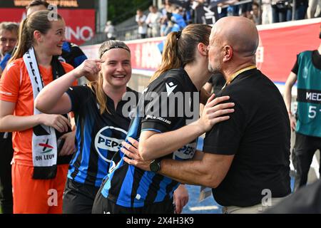 Die Spieler des Club YLA mit Davinia Vanmechelen (25) des Club YLA und Sterre Gielen (14) des Club YLA feiern mit Bart Verhaeghe nach dem Gewinn eines Frauenfußballspiels zwischen Oud Heverlee Leuven und Club Brugge YLA im Finale des belgischen Pokals . am Freitag den 1 . Mai 2024 in Leuven , BELGIEN . FOTO SPORTPIX | David Catry Stockfoto