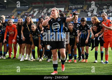 Die Spieler des Clubs YLA mit Davinia Vanmechelen (25) des Clubs YLA feiern nach dem Gewinn eines Frauenfußballspiels zwischen Oud Heverlee Leuven und Club Brugge YLA im belgischen Cup-Finale am Freitag, dem 1 . Mai 2024 in Leuven , BELGIEN . FOTO SPORTPIX | David Catry Stockfoto