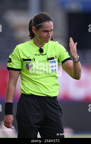 Leuven, Belgien. Mai 2024. Die Schiedsrichterin Caroline Lanssens wurde am Freitag, den 1. Mai 2024 in Leuven, BELGIEN, während eines Frauenfußballspiels zwischen Oud Heverlee Leuven und Club Brugge YLA im BELGISCHEN Cup-Finale gezeigt. Quelle: Sportpix/Alamy Live News Stockfoto