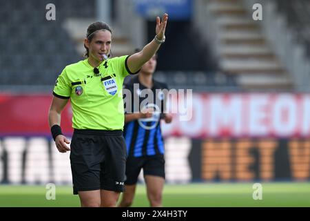 Leuven, Belgien. Mai 2024. Die Schiedsrichterin Caroline Lanssens wurde am Freitag, den 1. Mai 2024 in Leuven, BELGIEN, während eines Frauenfußballspiels zwischen Oud Heverlee Leuven und Club Brugge YLA im BELGISCHEN Cup-Finale gezeigt. Quelle: Sportpix/Alamy Live News Stockfoto