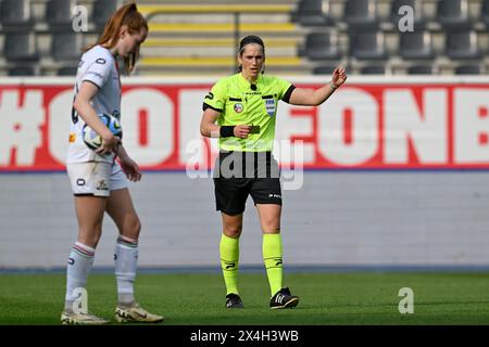 Leuven, Belgien. Mai 2024. Die Schiedsrichterin Caroline Lanssens wurde am Freitag, den 1. Mai 2024 in Leuven, BELGIEN, während eines Frauenfußballspiels zwischen Oud Heverlee Leuven und Club Brugge YLA im BELGISCHEN Cup-Finale gezeigt. Quelle: Sportpix/Alamy Live News Stockfoto