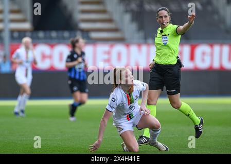 Leuven, Belgien. Mai 2024. Die Schiedsrichterin Caroline Lanssens wurde am Freitag, den 1. Mai 2024 in Leuven, BELGIEN, während eines Frauenfußballspiels zwischen Oud Heverlee Leuven und Club Brugge YLA im BELGISCHEN Cup-Finale gezeigt. Quelle: Sportpix/Alamy Live News Stockfoto