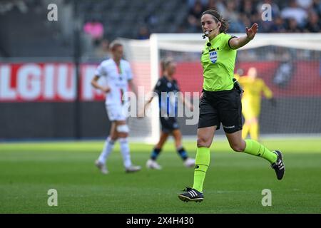 Leuven, Belgien. Mai 2024. Die Schiedsrichterin Caroline Lanssens wurde am Freitag, den 1. Mai 2024 in Leuven, BELGIEN, während eines Frauenfußballspiels zwischen Oud Heverlee Leuven und Club Brugge YLA im BELGISCHEN Cup-Finale gezeigt. Quelle: Sportpix/Alamy Live News Stockfoto