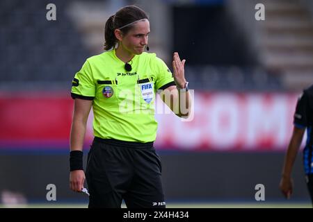 Leuven, Belgien. Mai 2024. Die Schiedsrichterin Caroline Lanssens wurde am Freitag, den 1. Mai 2024 in Leuven, BELGIEN, während eines Frauenfußballspiels zwischen Oud Heverlee Leuven und Club Brugge YLA im BELGISCHEN Cup-Finale gezeigt. Quelle: Sportpix/Alamy Live News Stockfoto
