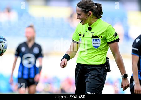 Leuven, Belgien. Mai 2024. Die Schiedsrichterin Caroline Lanssens wurde am Freitag, den 1. Mai 2024 in Leuven, BELGIEN, während eines Frauenfußballspiels zwischen Oud Heverlee Leuven und Club Brugge YLA im BELGISCHEN Cup-Finale gezeigt. Quelle: Sportpix/Alamy Live News Stockfoto