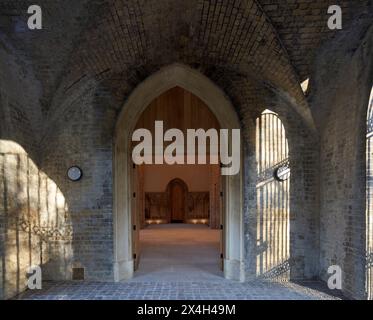 Mauerwerk, gotischer Bogen und Sonnenlichtreflexion. Abney Park Chapel, London, Großbritannien. Architekt: Kaner Olette Architects, 2023. Stockfoto