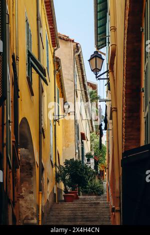 Straßen und Häuser im Zentrum von Villefranche sur Mer, Südfrankreich Stockfoto