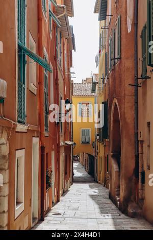 Straßen und Häuser im Zentrum von Villefranche sur Mer, Südfrankreich Stockfoto