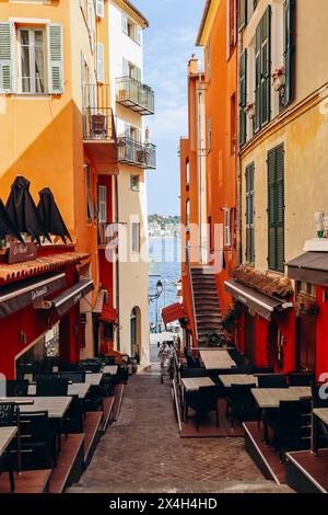 Straßen und Häuser im Zentrum von Villefranche sur Mer, Südfrankreich Stockfoto