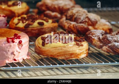 Nahaufnahme von frischem und wunderschönem französischem Gebäck in einer Bäckerei Stockfoto