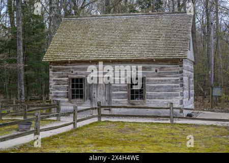 Das Hesler Log House, ein Blockhaus aus den 1850er Jahren am Old Mission Point Lighthouse in Traverse City, Michigan. Stockfoto