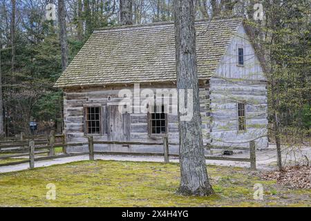 Das Hesler Log House, ein Blockhaus aus den 1850er Jahren am Old Mission Point Lighthouse in Traverse City, Michigan. Stockfoto