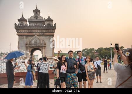 Vientiane, Laos. Mai 2024. Chinesische Touristen machen Fotos vor dem Patuxay-Denkmal in Vientiane, Laos, 1. Mai 2024. Quelle: Kaikeo Saiyasane/Xinhua/Alamy Live News Stockfoto