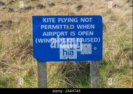 Kein Kite-Flying-Schild am Flughafen Barra auf der Äußeren Hebriden-Insel Barra Stockfoto