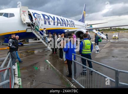 Ryanair Boeing 737 Fluggäste, London Stansted Airport, Essex, England, Großbritannien Stockfoto