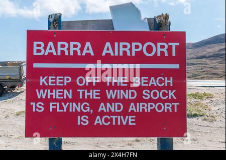 Warnschild am Flughafen Barra, Isle of Barra, Schottland. Stockfoto