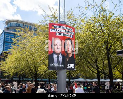 Wahlkampfplakat der SPD für die Europawahlen 2024. OLAF Scholz und Katarina Barley sind auf der Werbung für die sozialdemokratische Partei Stockfoto