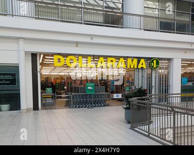 Toronto, ON, Kanada – 18. Oktober 2023: Nahaufnahme des Dollarama-Ladenschilds auf dem Gebäude. Dollarama Inc. Ist eine Einzelhandelskette in kanadischem Dollar Stockfoto