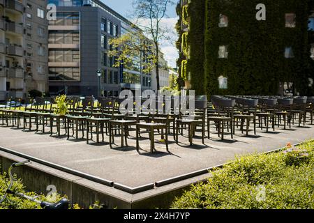 Holocaust-Gedenkstätte mit 140 leeren Bronzestühlen. Das Plateau befindet sich an der Stelle, an der die ehemalige Synagoge errichtet wurde. Der Ort der dunkeldeutschen Geschichte in Sachsen. Stockfoto