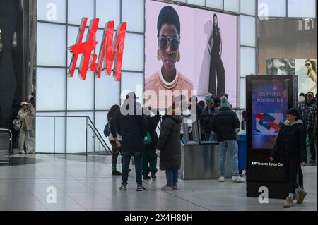 Toronto, ON, Kanada - 23. August 2023: Blick auf das Schild der Firma H und M in Toronto Stockfoto